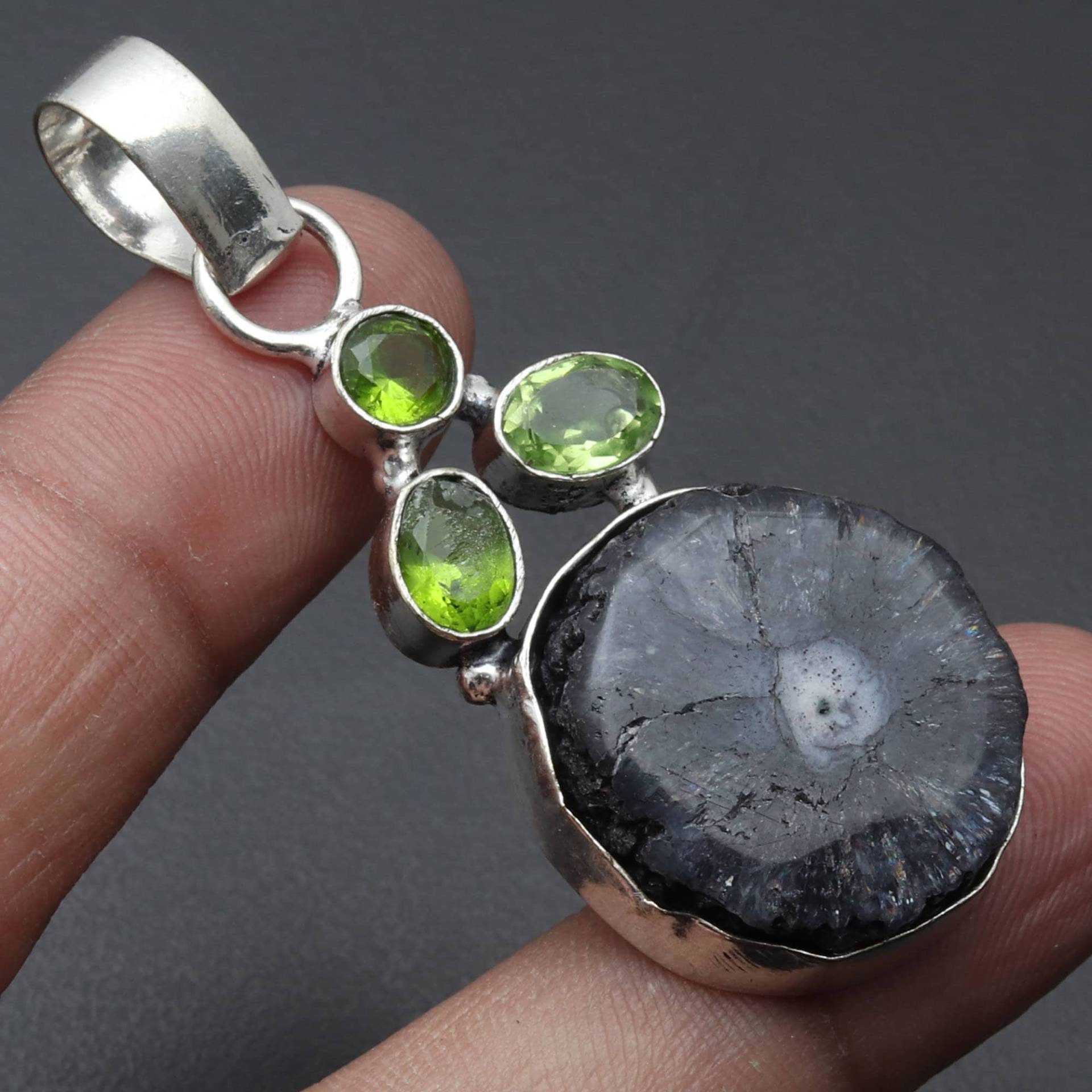 Achat Geode Scheibe Peridot Quarz Anhänger, Edelstein Schmuck Anhänger Geschenk Für Sie Sterling Versilbert von MadonnaJewellery