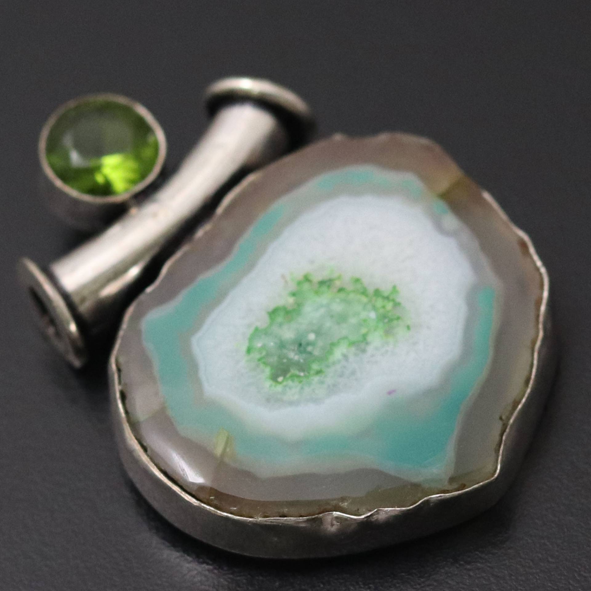 Achat Geode Scheibe Peridot Quarz Anhänger Edelstein Schmuck Geschenk Für Sie Sterling Versilbert von MadonnaJewellery