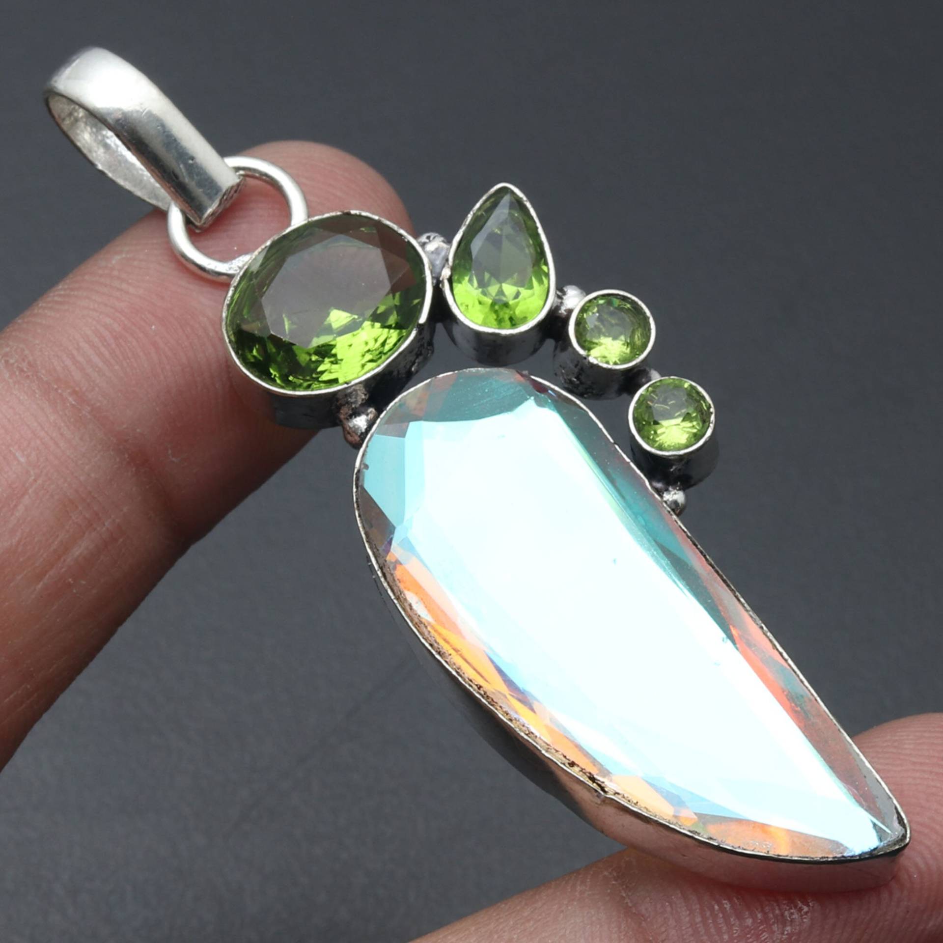 Aqua Mystic Peridot Quarz Anhänger, Edelstein Schmuck Anhänger Geschenk Für Sie Sterling Versilbert von MadonnaJewellery