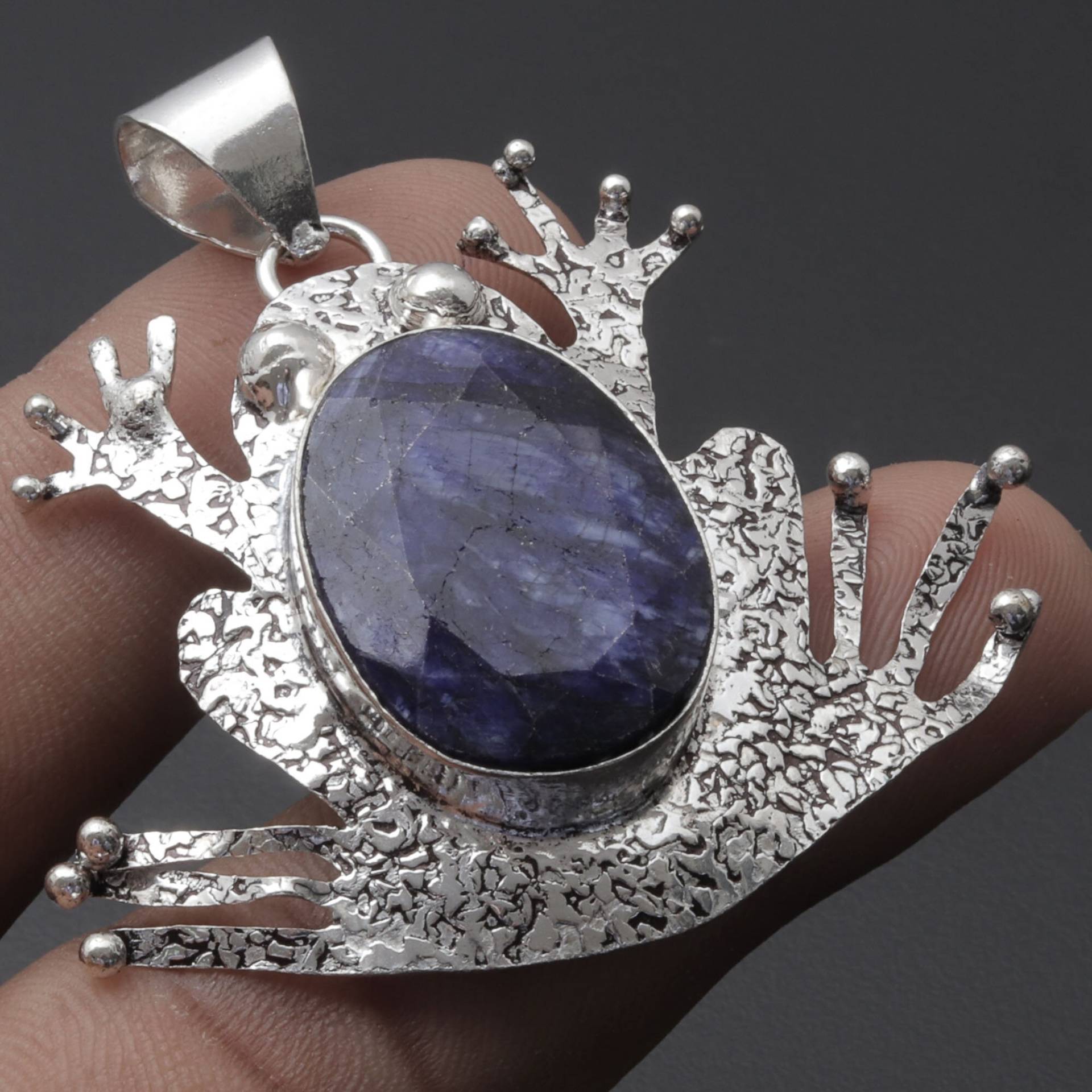 Blauer Saphir Anhänger Edelstein Schmuck Frosch Stil Geschenk Für Sie Sterling Versilbert Antik von MadonnaJewellery