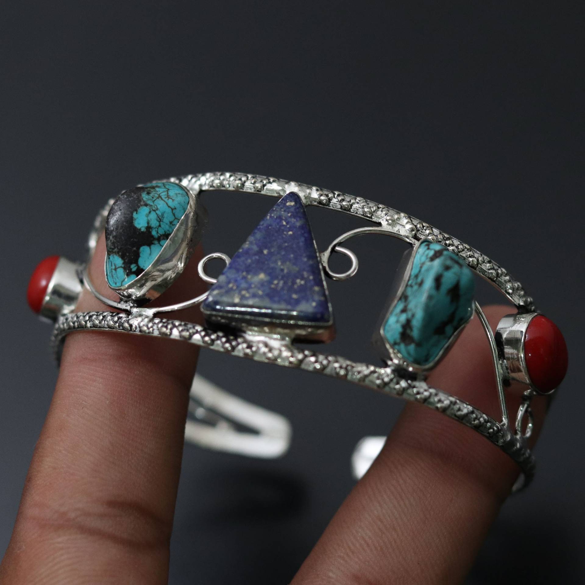 Lapis Lazuli Türkis Rot Koralle Edelstein Armreif Verstellbar Geschenk Für Sie Versilbert Unikat Stil Schmuck von MadonnaJewellery