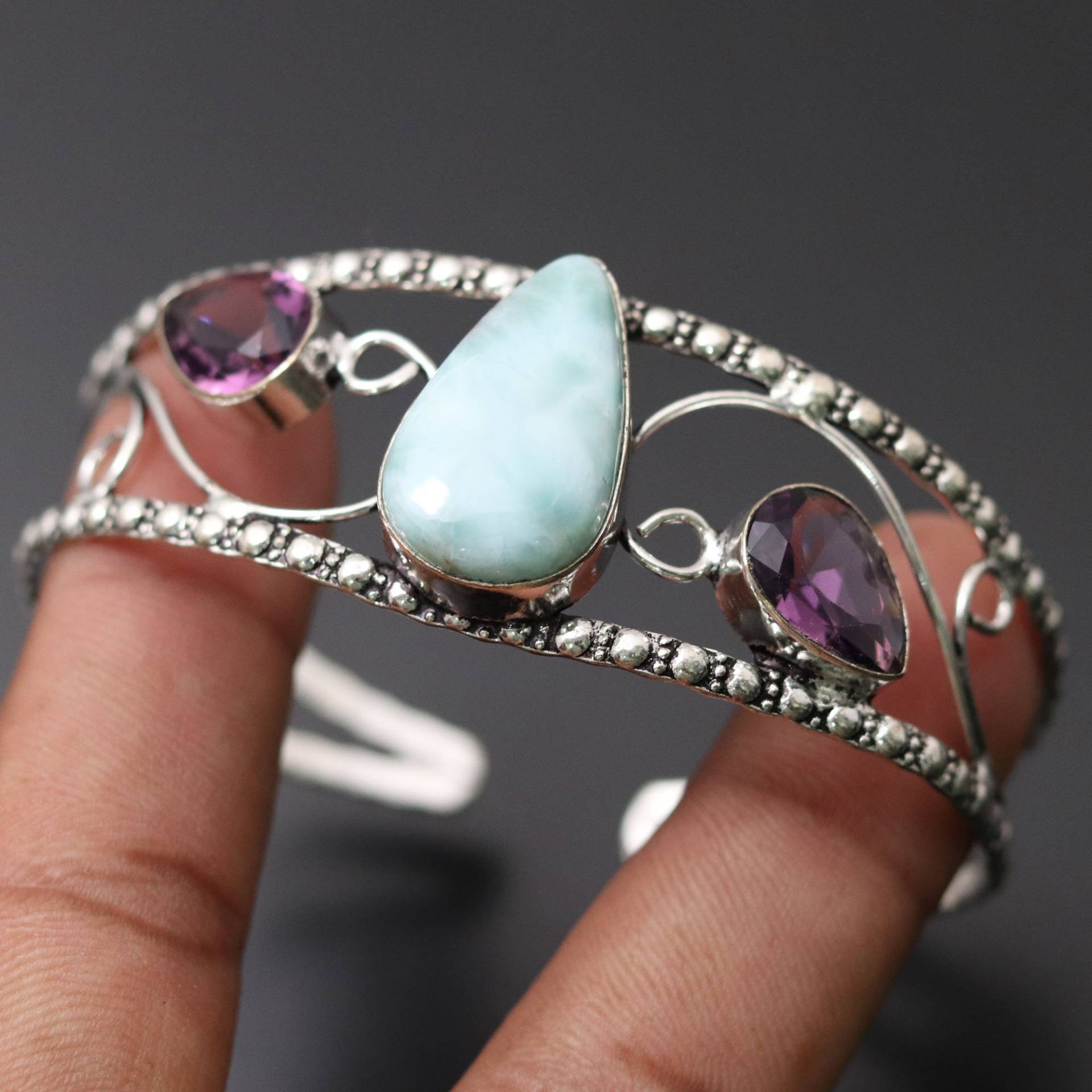 Natürlicher Larimar Amethyst Edelstein Armreif Verstellbarer Geschenk Für Sie Versilbert Unikat Stil Schmuck von MadonnaJewellery