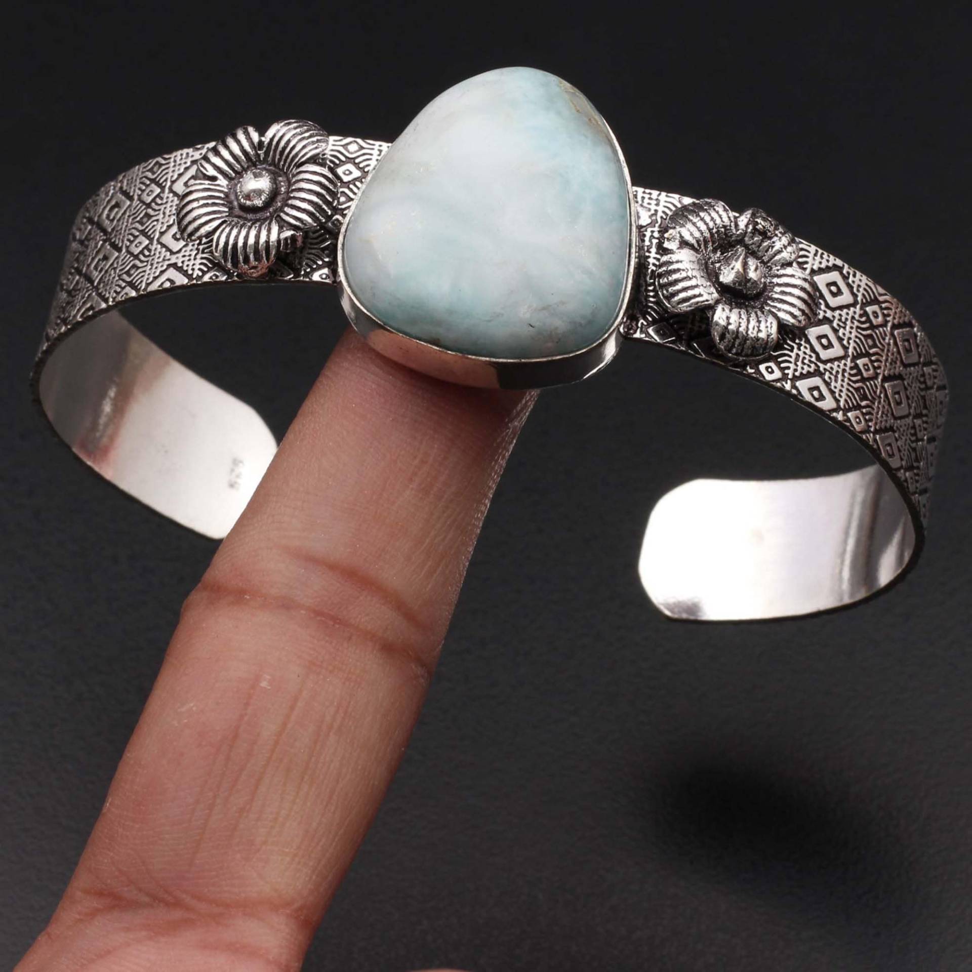 Natürlicher Larimar Armreif Schmuck Geschenk Für Sie Verstellbarer 925 Sterling Versilbert Unikat Stil Weihnachten Xy4398 von MadonnaJewellery