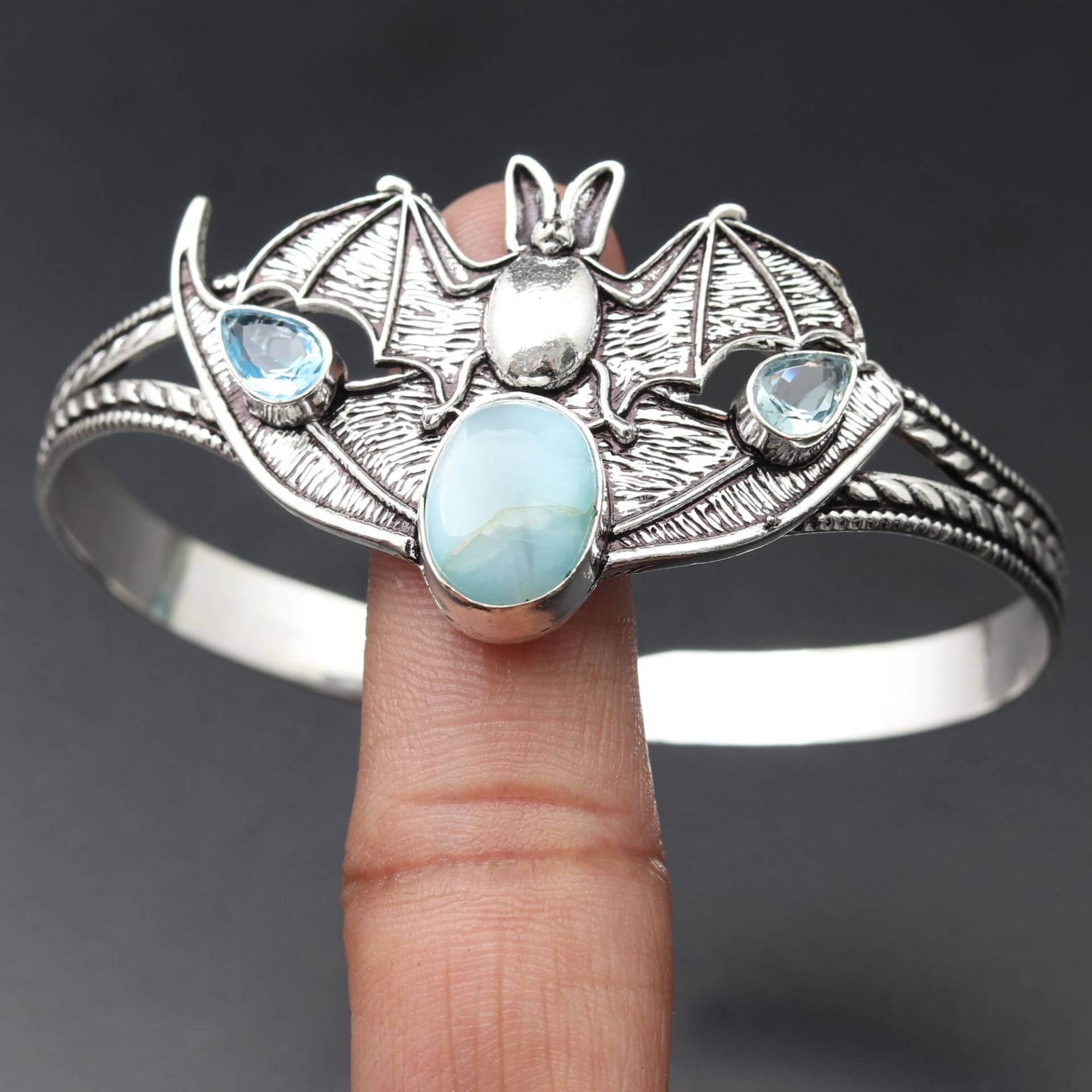 Natürlicher Larimar Edelstein Armreif Schmuck Fledermaus Stil Geschenk Für Sie Verstellbarer & 925 Sterling Versilbert Unikat von MadonnaJewellery