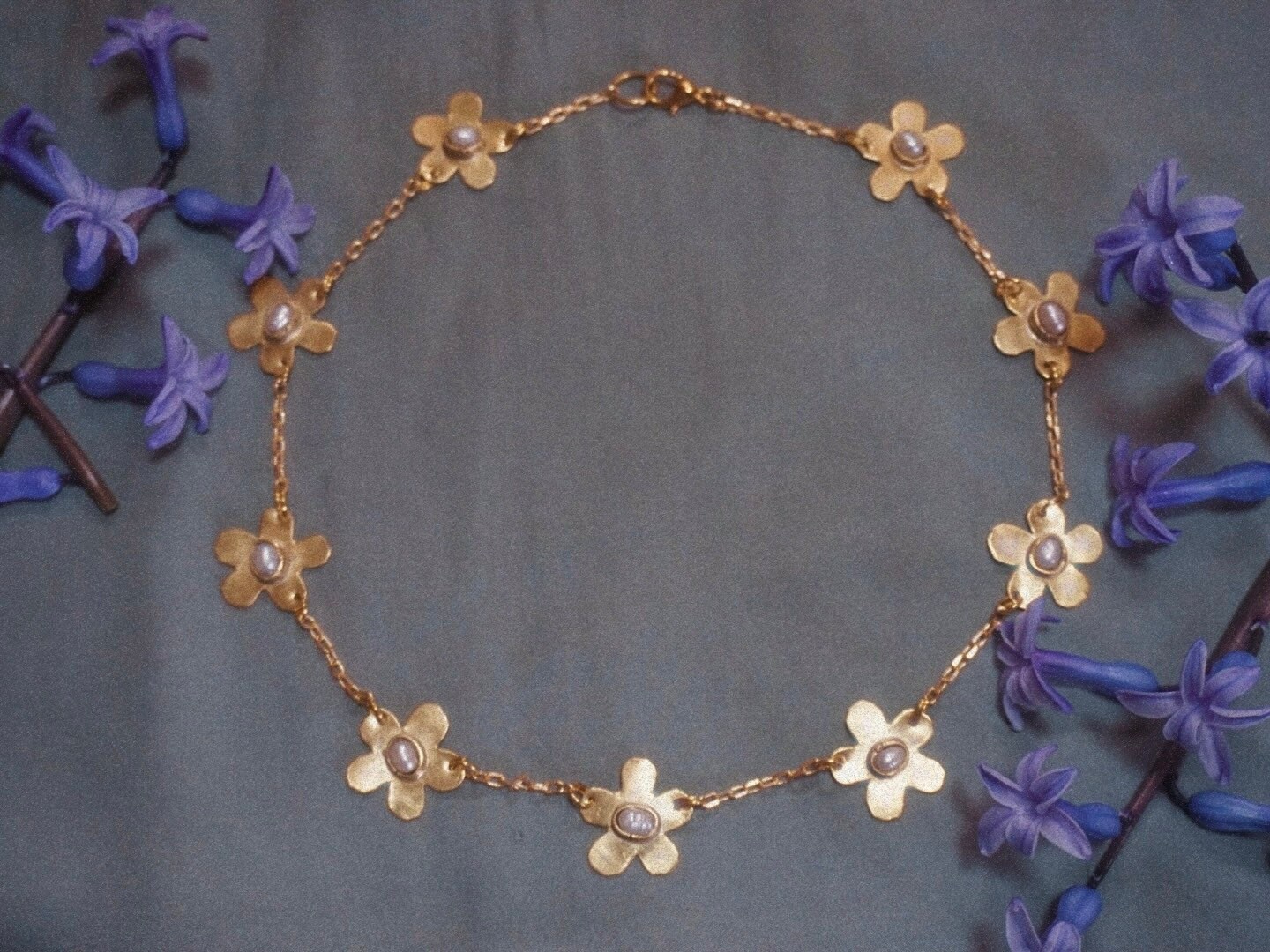 Vergissmeinnicht Kette Messing Blümen Schmuck Mit Zuchtperlen von MadonnnaOriente