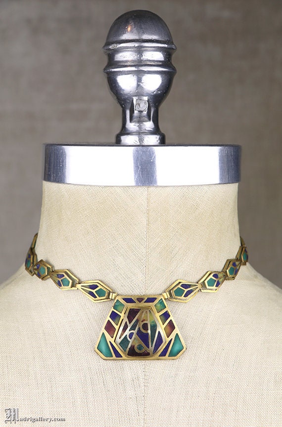 Antike Halskette 1910 1920 Jugendstil Cloisonne Glas Anhänger Emaille Goldfarben Messing Plique A Jour Antike Halskette 1910 1920 Jugendstil Cloisonne Glas Anhänger Emaille Goldfarben Messing Plique A Jour von MadrigalleryDotCom