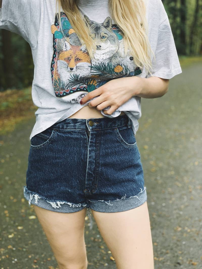 Vintage High Waisted Mom Shorts/Dark Wash Denim Cut-Offs/90Er von MadroneClothing