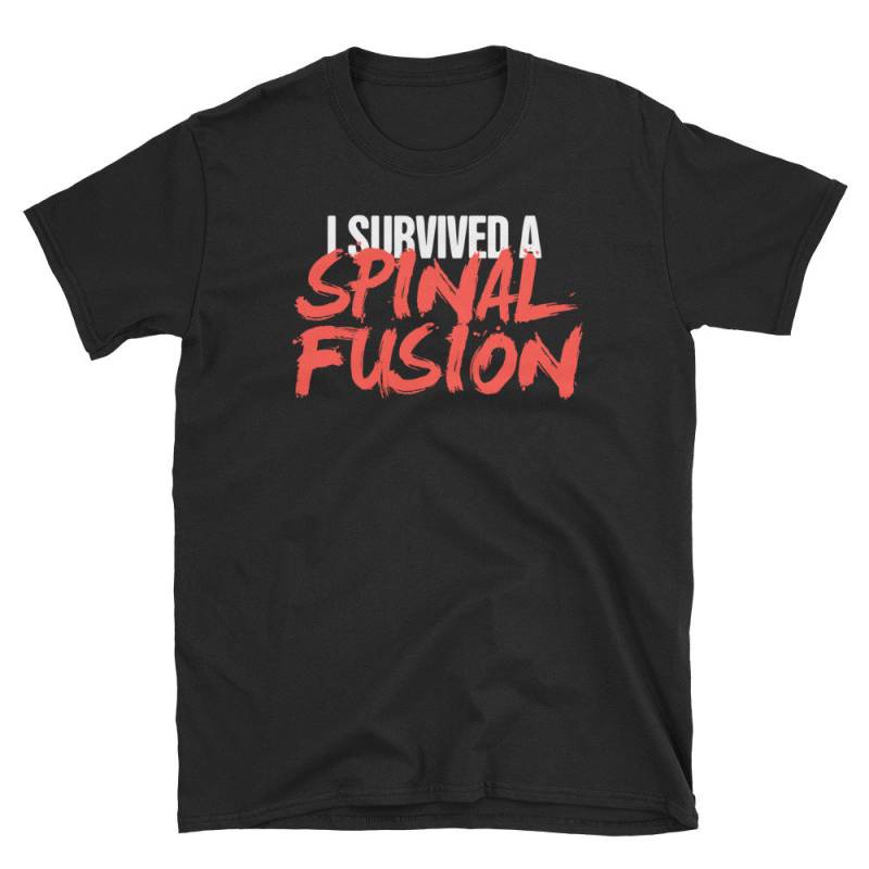 Lustige Spinal Fusion T-Shirt/Rückenchirurgie Bekommen Bald Geschenk | Unisex Fit - "Ich Überlebte" von MadsTees