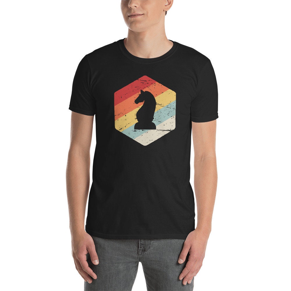 Retro Schach T-Shirt/Professionelle Schachspieler Geschenk Schachstück Ritter Shirt | Unisex Retro Schach T-Shirt/Professionelle Schachspieler Geschenk Schachstück Ritter Shirt | Unisex von MadsTees