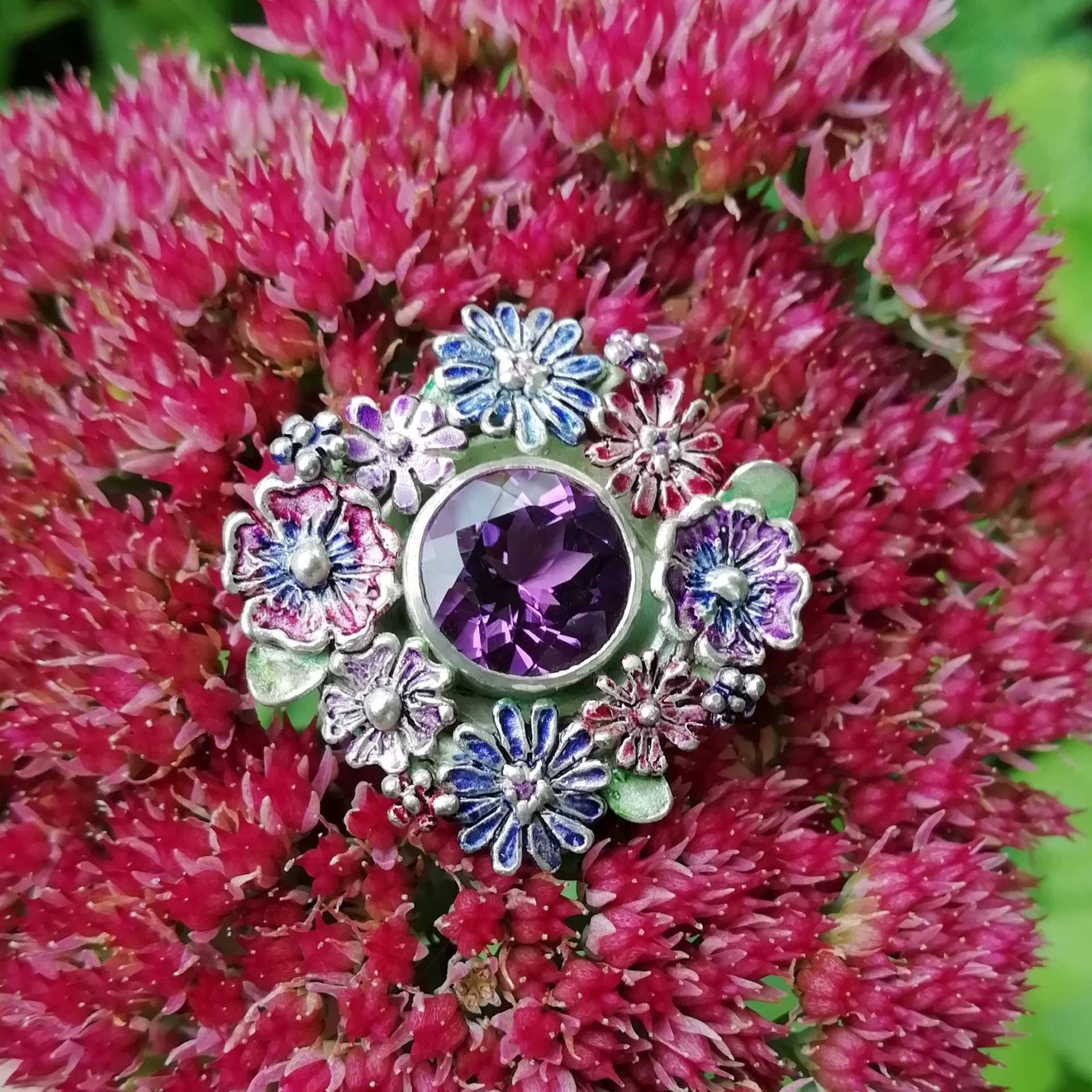 Blumen-Nest Mit Amethyst, Blütenring in Violett-Tönen Aus Recyceltem Sterlingsilber, Handgearbeitet Von Iris Schamberger, Märchenschmuck von Maerchenschmuck