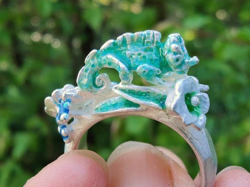 Chamäleon Im Dschungel, Silberner Unikatring Mit Blumen, Türkis-Grün-Blau Emailliert, Handgefertigt Von Iris Schamberger Märchenschmuck von Maerchenschmuck