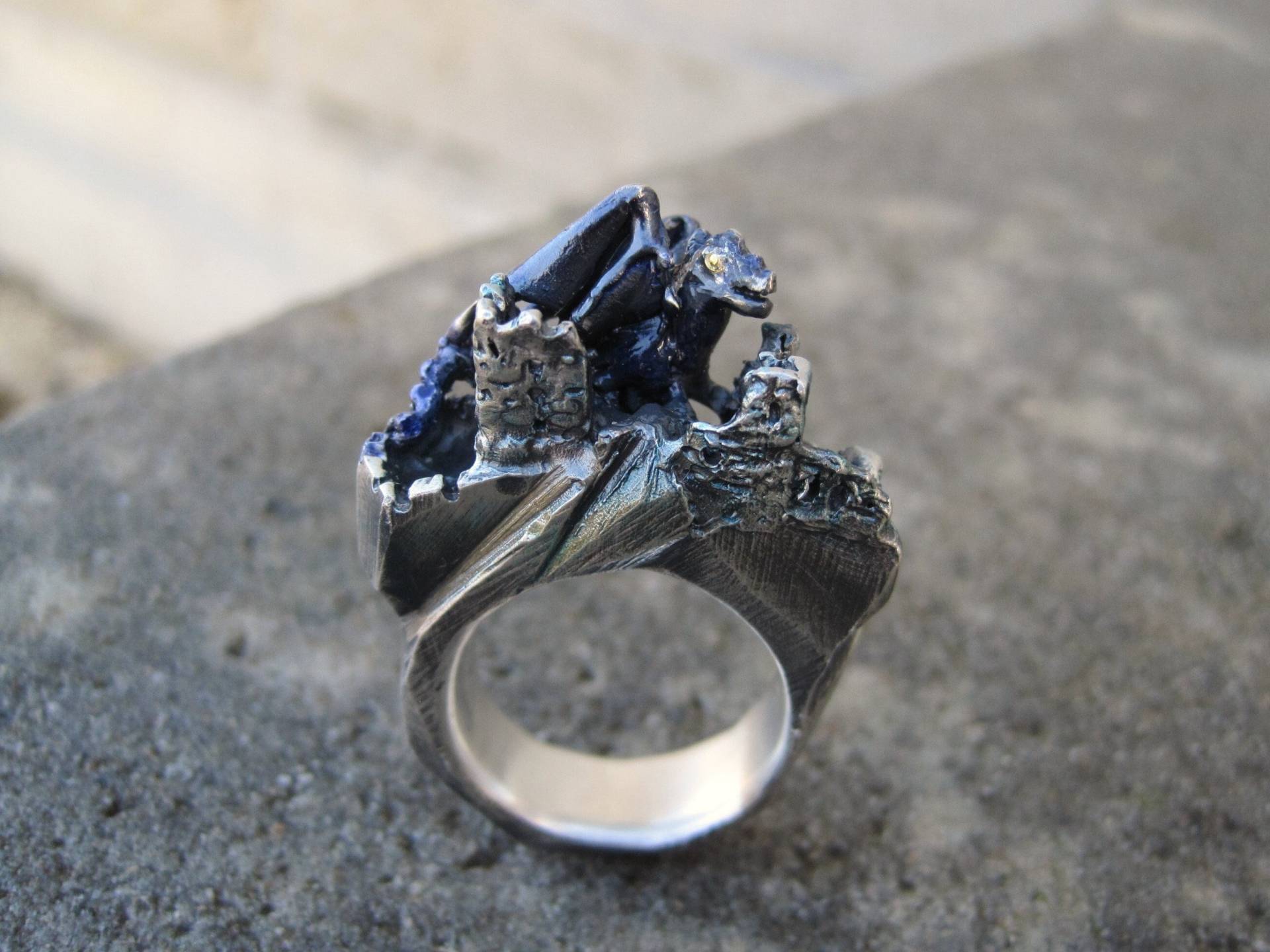 Drachen-Ruine, Großer Unikatring Aus Patiniertem Silber Mit Geflügeltem Drachen, Handgearbeitet Von Iris Schamberger Märchenschmuck von Maerchenschmuck