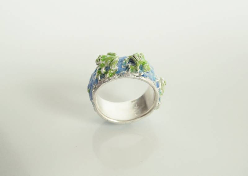 Frosch Metamorphose Ring, Emaillierter Silberring Mit Den Entwicklungsphasen Eines Frosches, Von Iris Schamberger Märchenschmuck von Maerchenschmuck