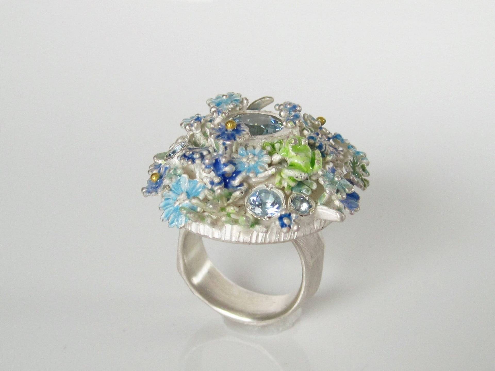 Froschteich, Silber-Unikatring Mit Aquamarinen, Blumenwiese Und Frosch, Emailliert in Grün - Blautönen, Von Iris Schamberger Märchenschmuck von Maerchenschmuck