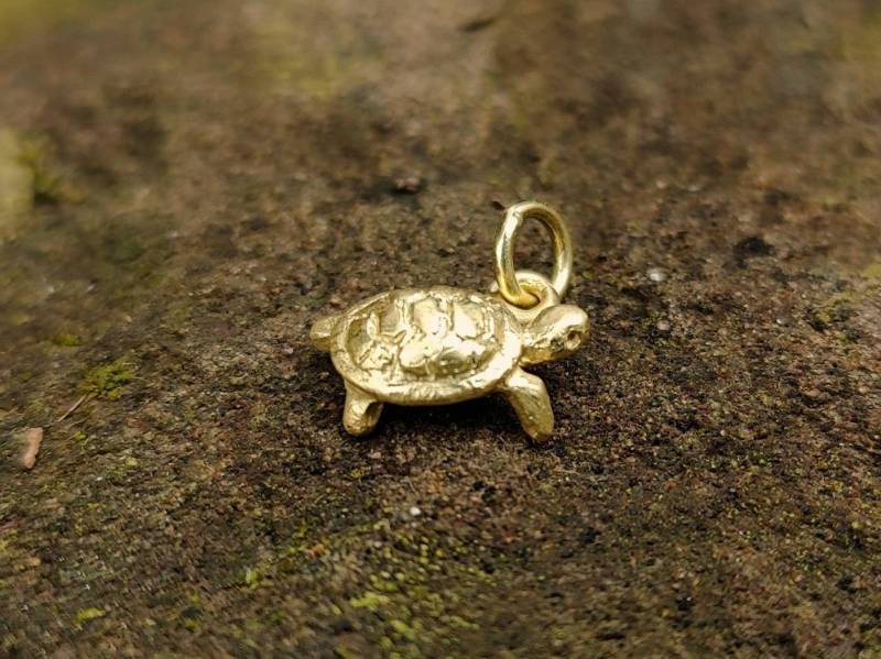 Goldene Schildkröte, Kleiner Detaillierter Schildkröten-Anhänger Aus Recyceltem 750 Gold, Handgefertigt Von Iris Schamberger Märchenschmuck von Maerchenschmuck