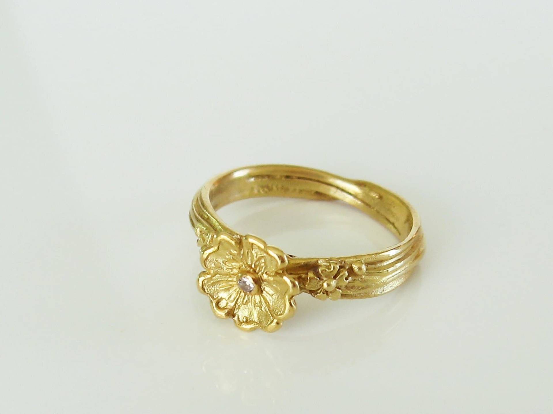 Goldener Blütenring Mit Brillant, Ring Aus Gold 750 Anemone Und Weißem Handgearbeitet Von Iris Schamberger Märchenschmuck von Maerchenschmuck