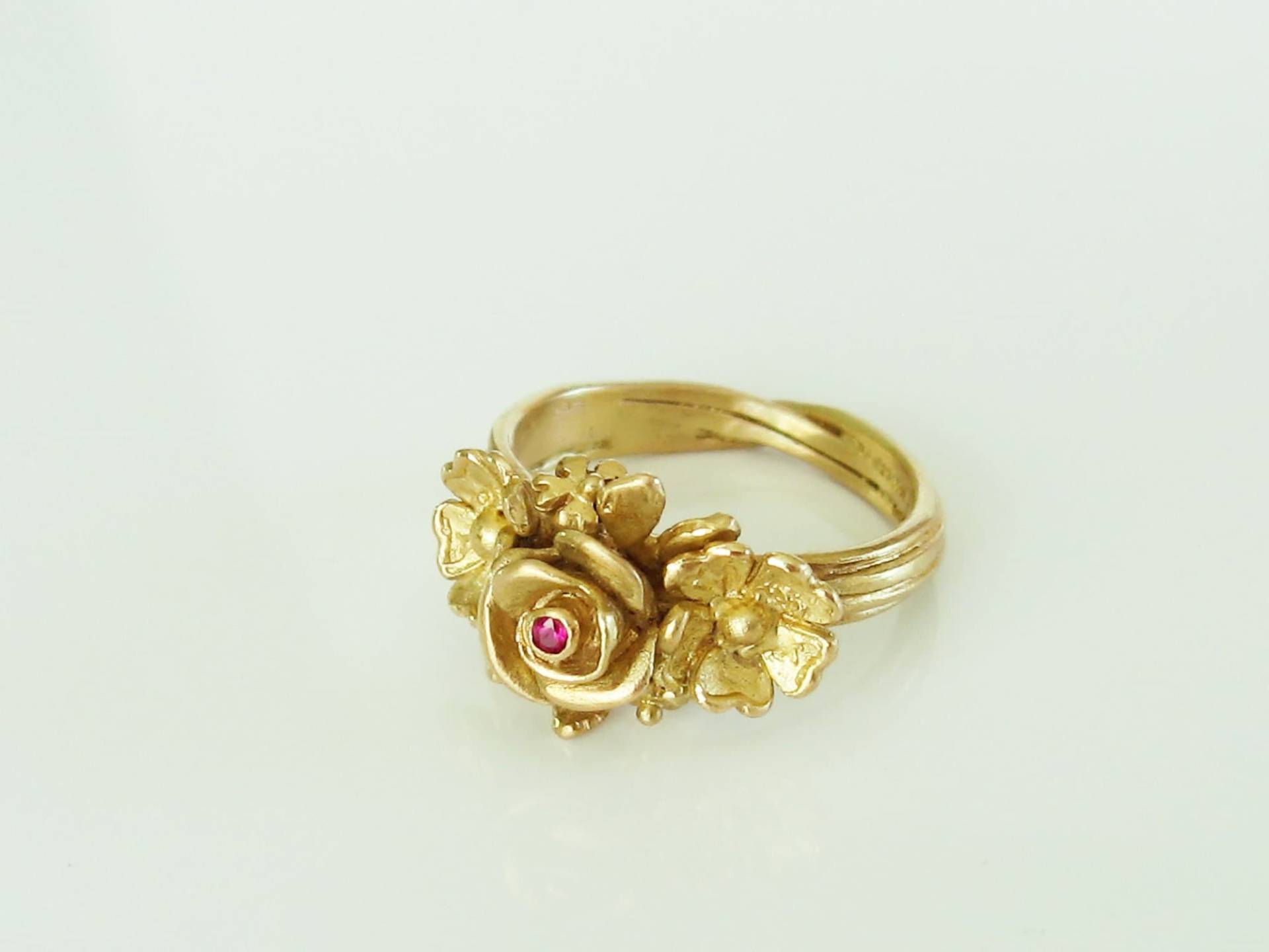 Goldener Rosenstrauß, Unikatring Aus 750 Gold, Recycelt, Rubin, Verlobungsring, Handgearbeitet Von Iris Schamberger Märchenschmuck von Maerchenschmuck