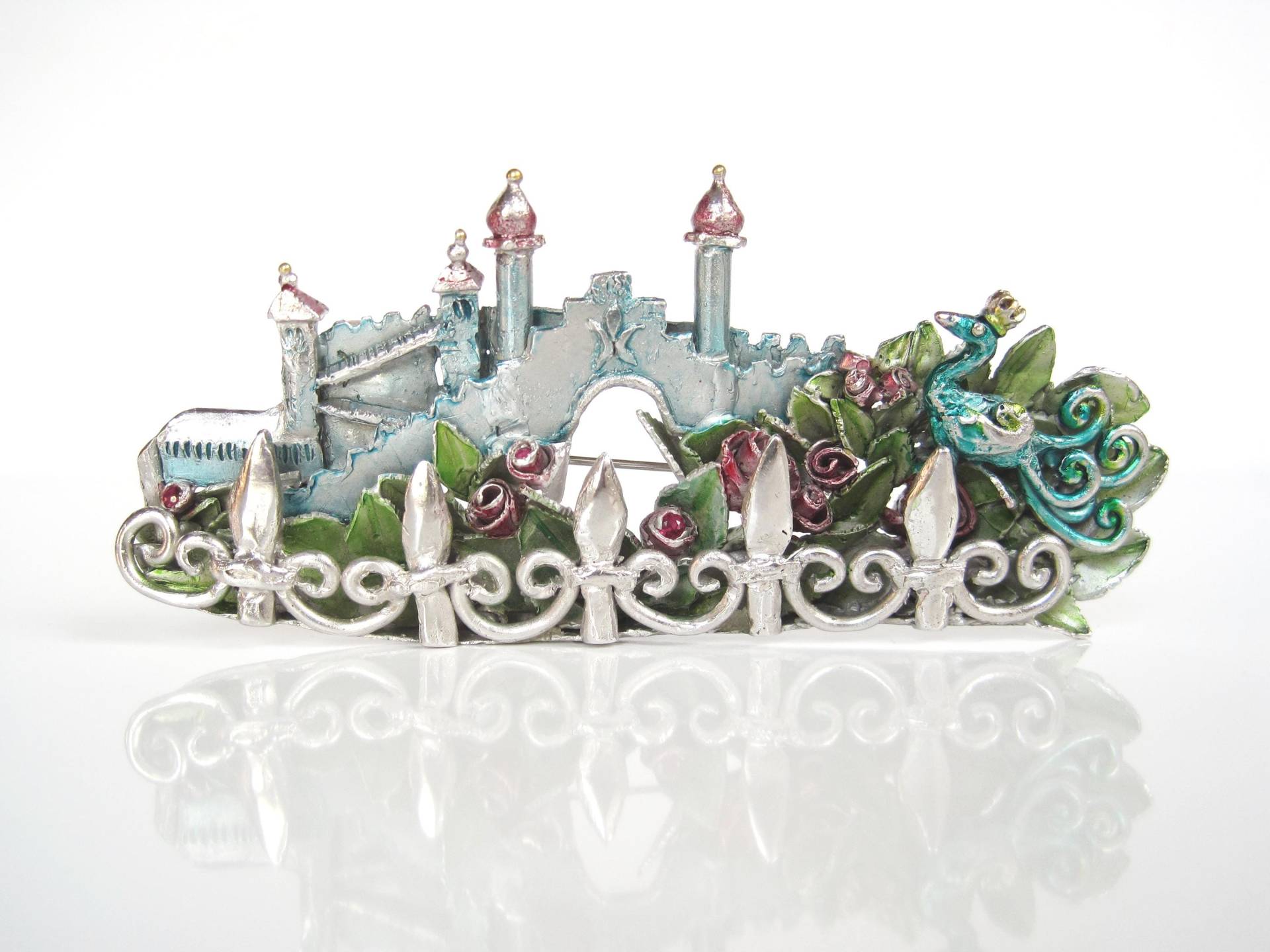 Große Märchenbrosche, Zaubervogel Im Schloßgarten, Handgefertigtes Unikat Aus Recyceltem Silber Von Iris Schamberger Märchenschmuck von Maerchenschmuck