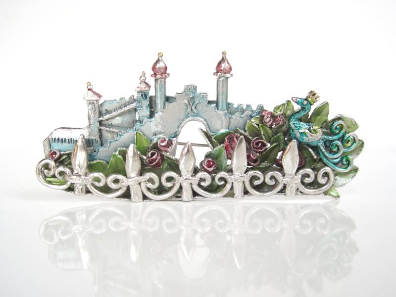 Große Märchenbrosche, Zaubervogel Im Schloßgarten, Handgefertigtes Unikat Aus Recyceltem Silber Von Iris Schamberger Märchenschmuck von Maerchenschmuck