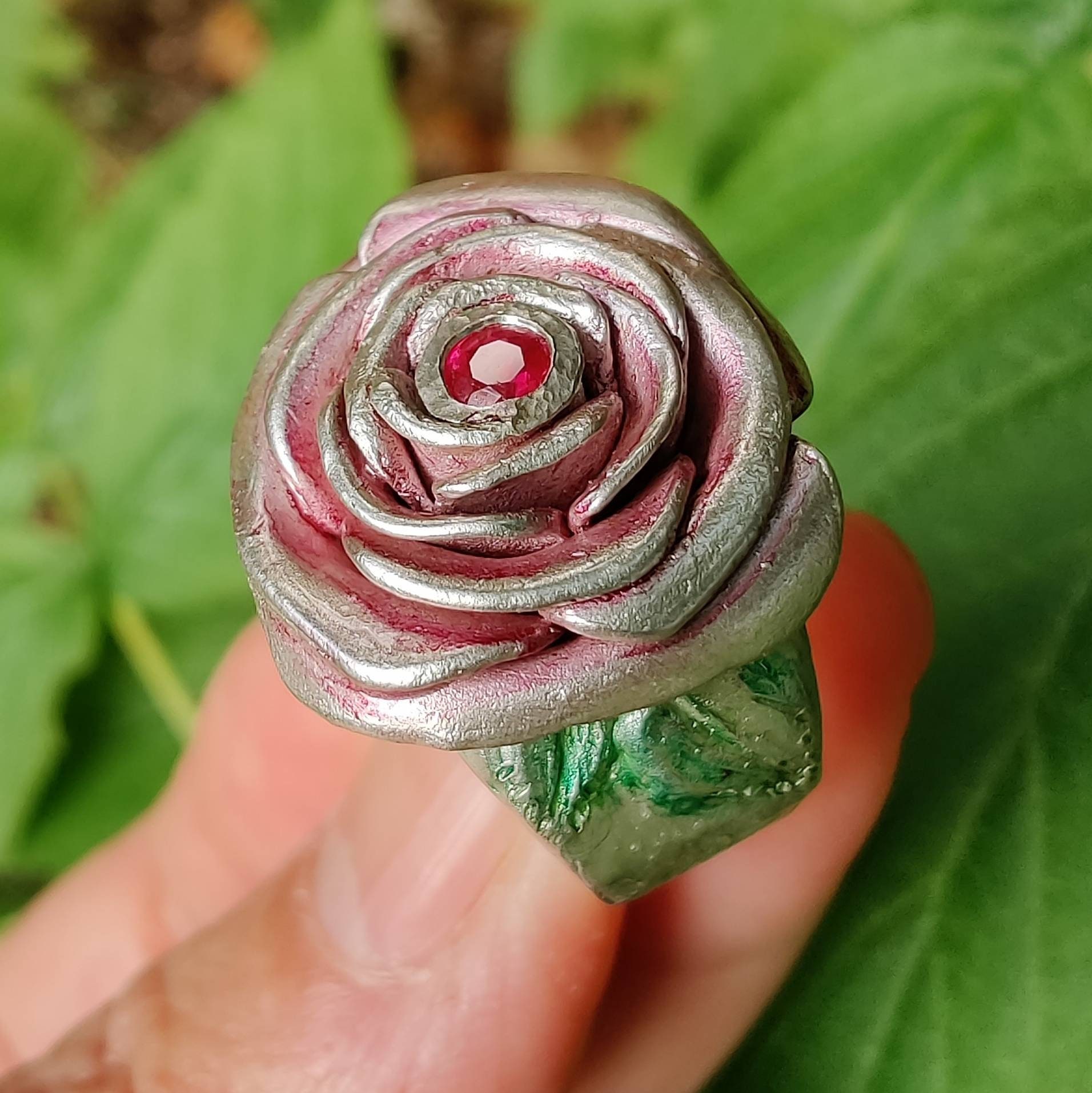 Große Rose Mit Rubin, Unikatring Aus Recyceltem Silber 925 Facettiertem Handgearbeitet Von Iris Schamberger Märchenschmuck von Maerchenschmuck