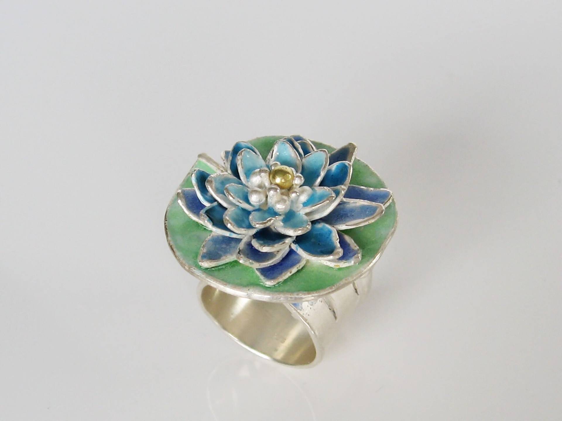 Großer Blauer Seerosen-Unikatring Aus Silber Mit 18Kt Goldkugel, Emailliert Und Handgearbeitet Von Iris Schamberger Märchenschmuck von Maerchenschmuck