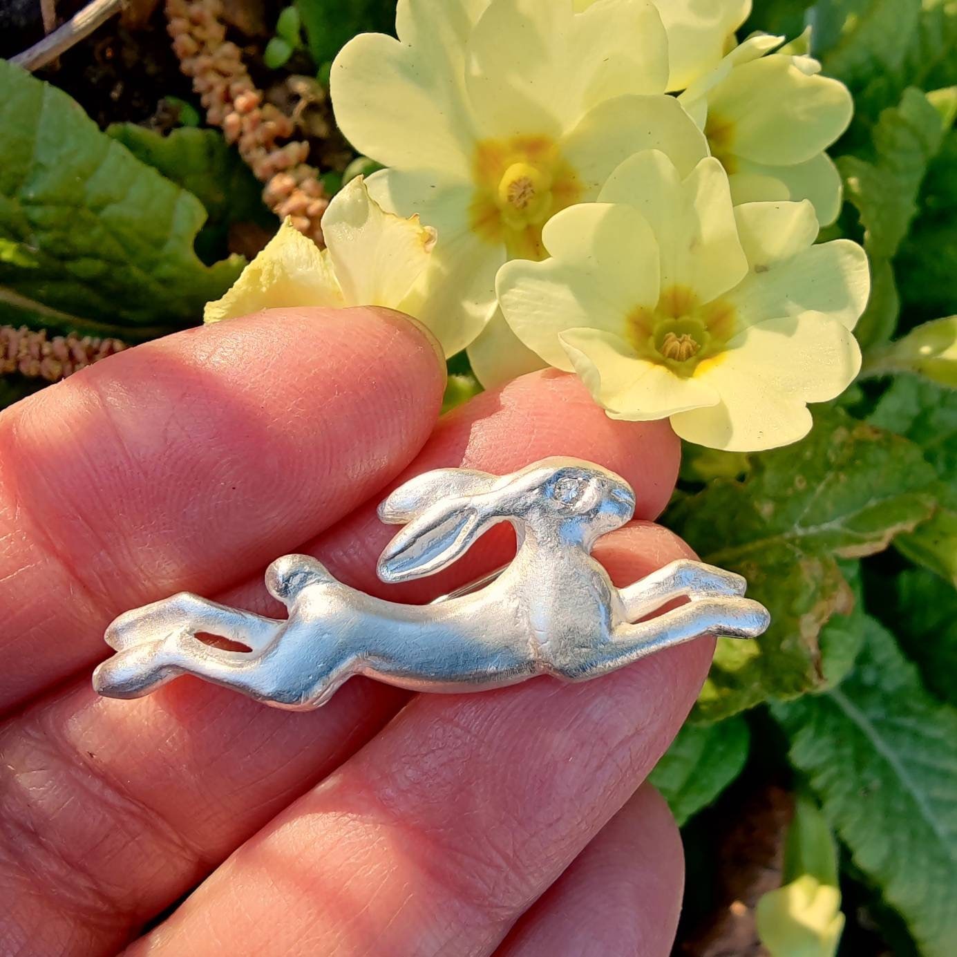 Hasen-Brosche, Springender Silberner Hase Mit Funkelndem Brillant-Auge, Handgefertigter Anstecker Von Iris Schamberger Märchenschmuck von Maerchenschmuck