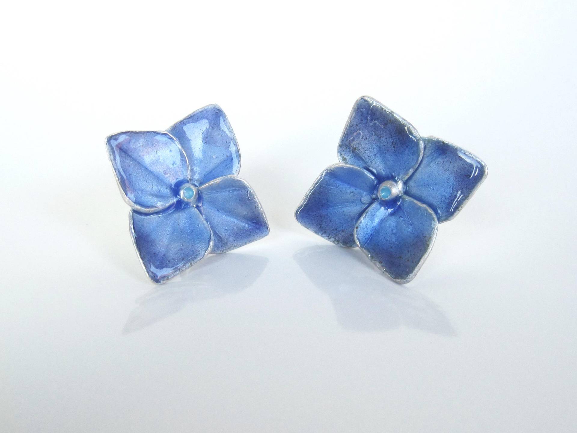 Hortensien Ohrstecker Paar, Unikat Ohrschmuck Aus Blau Emailliertem Silber, Handgearbeitet Von Iris Schamberger Märchenschmuck von Maerchenschmuck
