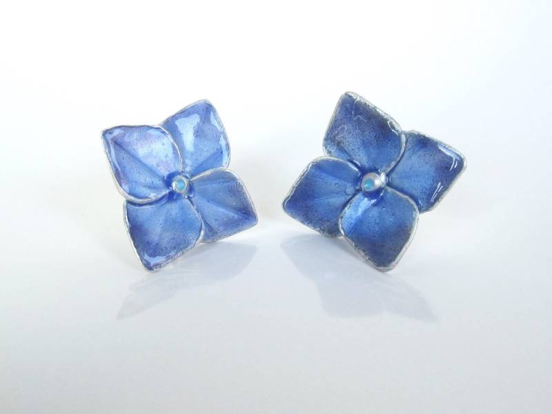 Hortensien Ohrstecker Paar, Unikat Ohrschmuck Aus Blau Emailliertem Silber, Handgearbeitet Von Iris Schamberger Märchenschmuck von Maerchenschmuck
