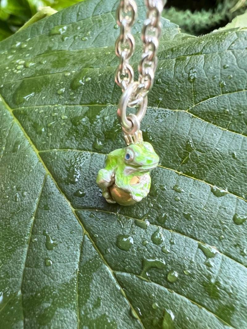 Kleiner Froschkönig Anhänger, Grüner Frosch Aus Silber Mit 18K Goldkugel Und Goldkrone, Handgearbeitet Von Iris Schamberger, Märchenschmuck von Maerchenschmuck