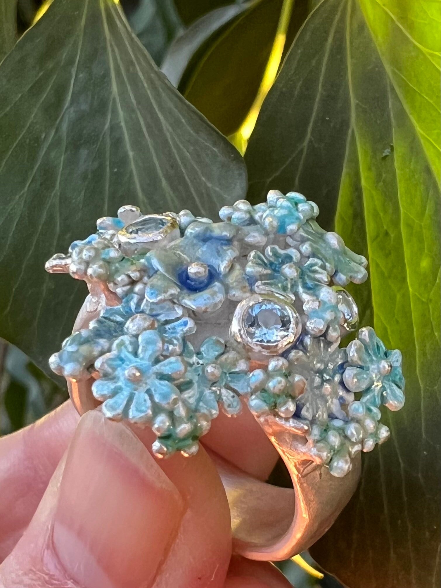 Kreuz-Ring , Blau Emaillierter Blumen-Unikatring Mit Drei Aquamarinen, Handgearbeitet Von Iris Schamberger Märchenschmuck von Maerchenschmuck