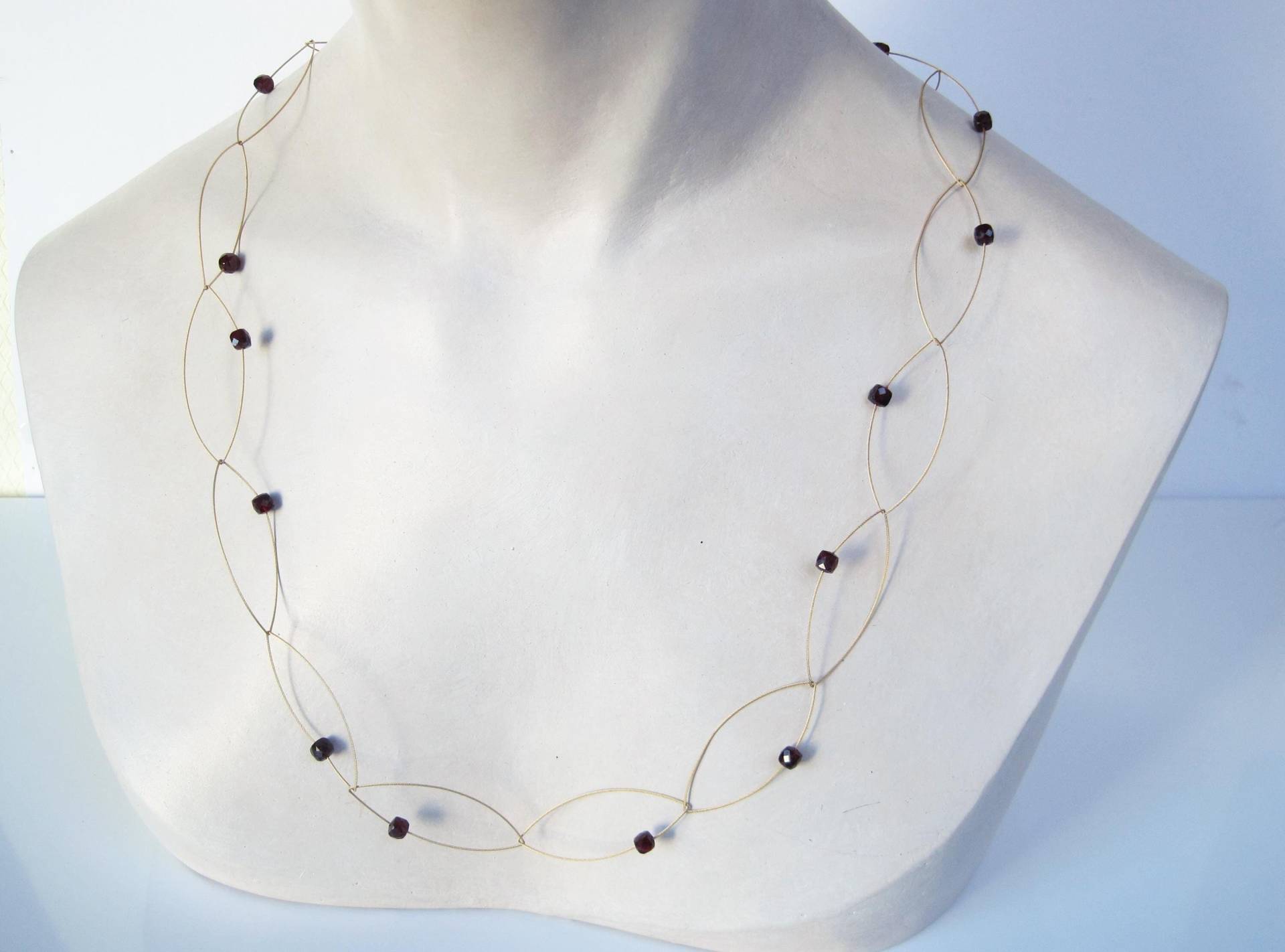 Luftiges Collier, Spitzovale Ösen Aus Vergoldetem Edelstahlseil Mit Geschliffenen Granaten, Von Iris Schamberger Märchenschmuck von Maerchenschmuck