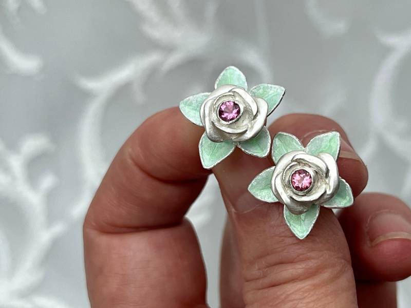 Rosen-Ohrstecker-Paar Mit Rosa Turmalin Und Hellgrün Emaillierten Blättern, Handgefertigter Ohrschmuck Von Iris Schamberger Märchenschmuck von Maerchenschmuck