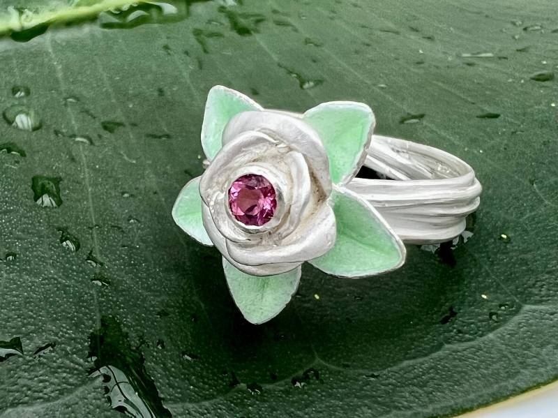 Rosen-Ring Mit Rosa Turmalin Und Hellgrün Emaillierten Blättern, Recyceltes Silber 925, Handgefertigt Von Iris Schamberger Märchenschmuck von Maerchenschmuck