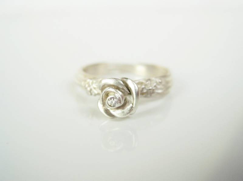 Rosenring Mit Brillant Bester Qualität, Filigraner Handgearbeiteter Ring Aus Recyceltem Silber Von Iris Schamberger Märchenschmuck von Maerchenschmuck