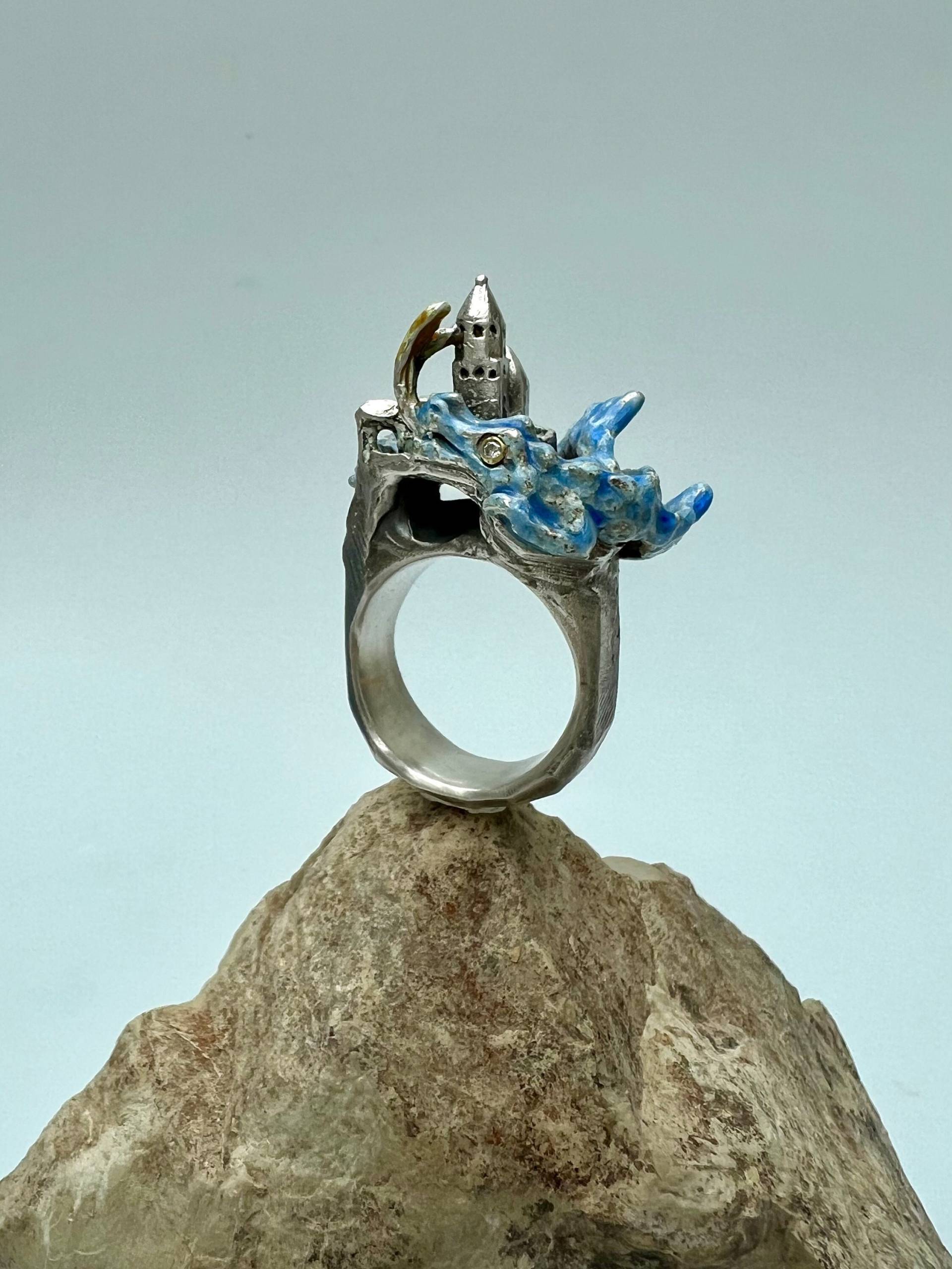 Schloß Drachenburg, Großer Unikatring in Silber Mit Blau Emailliertem Drachen, Handgearbeitet Von Iris Schamberger Märchenschmuck von Maerchenschmuck