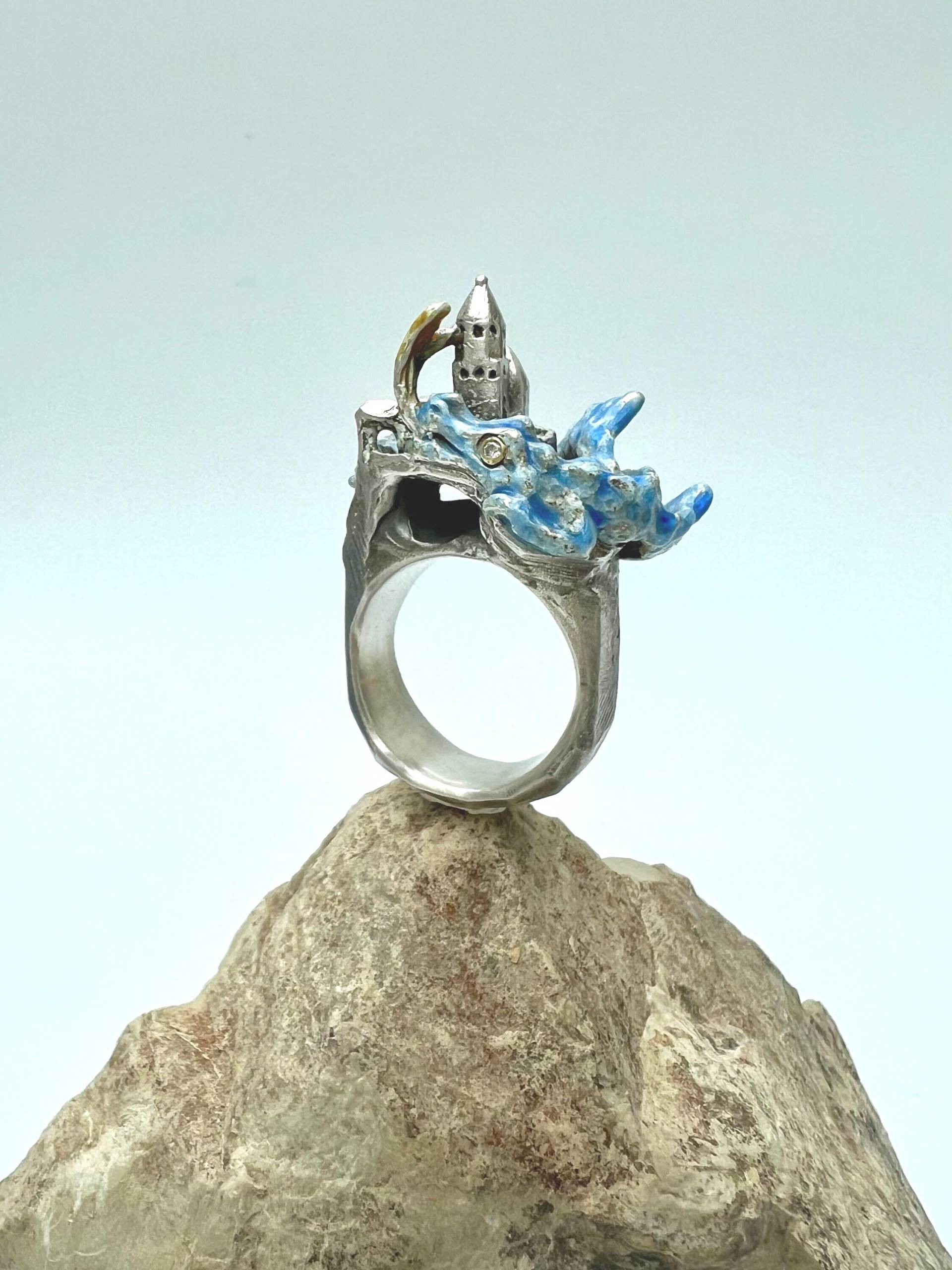 Schloß Drachenburg, Großer Unikatring in Silber Mit Blau Emailliertem Drachen, Handgearbeitet Von Iris Schamberger Märchenschmuck von Maerchenschmuck