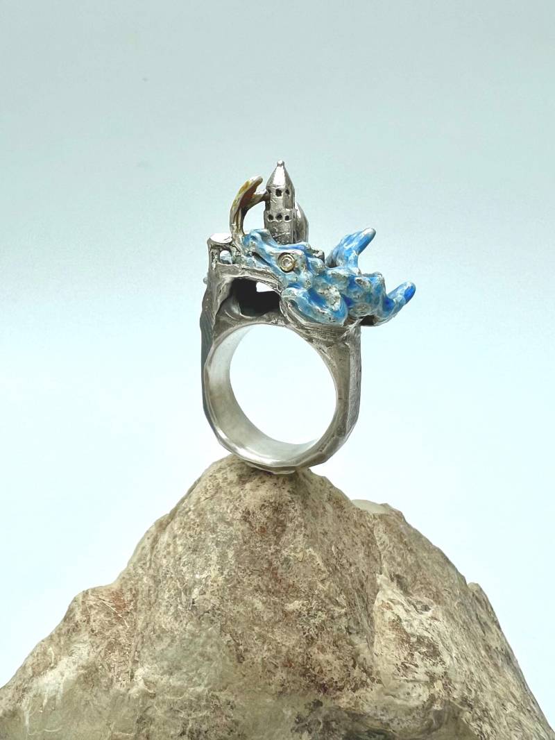 Schloß Drachenburg, Großer Unikatring in Silber Mit Blau Emailliertem Drachen, Handgearbeitet Von Iris Schamberger Märchenschmuck von Maerchenschmuck