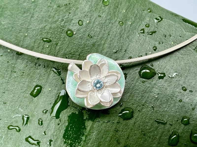Seerose Mit Aquamarin, Anhänger Und Collier Aus Recyceltem Silber, Handgearbeitet Von Iris Schamberger Maerchenschmuck, Fairytale Jewellery von Maerchenschmuck