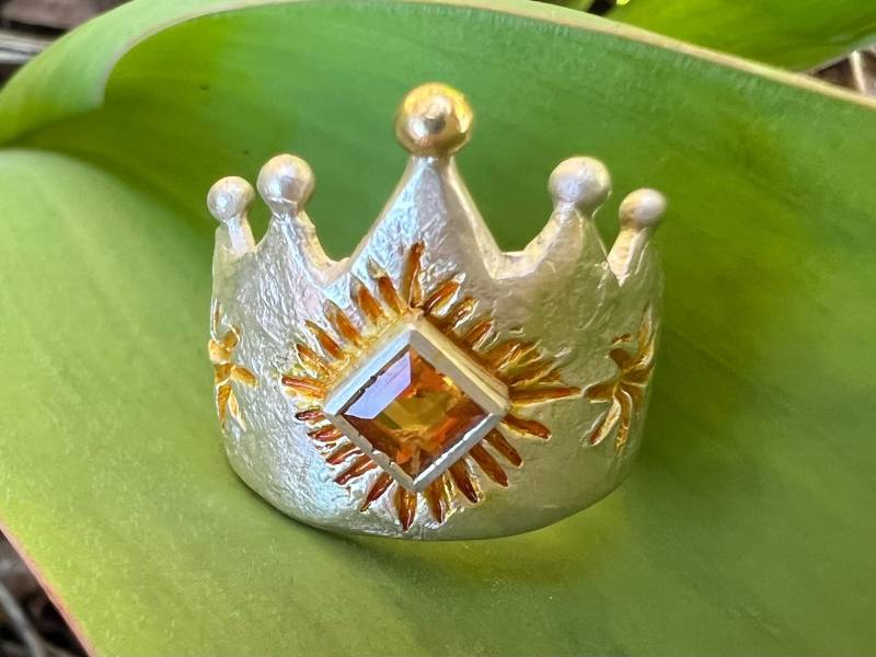 Sonnenkönigin, Silberner Kronenring Mit Strahlendem Zitrin Carree Und Goldener Kugel, Handgearbeitet Von Iris Schamberger Märchenschmuck von Maerchenschmuck