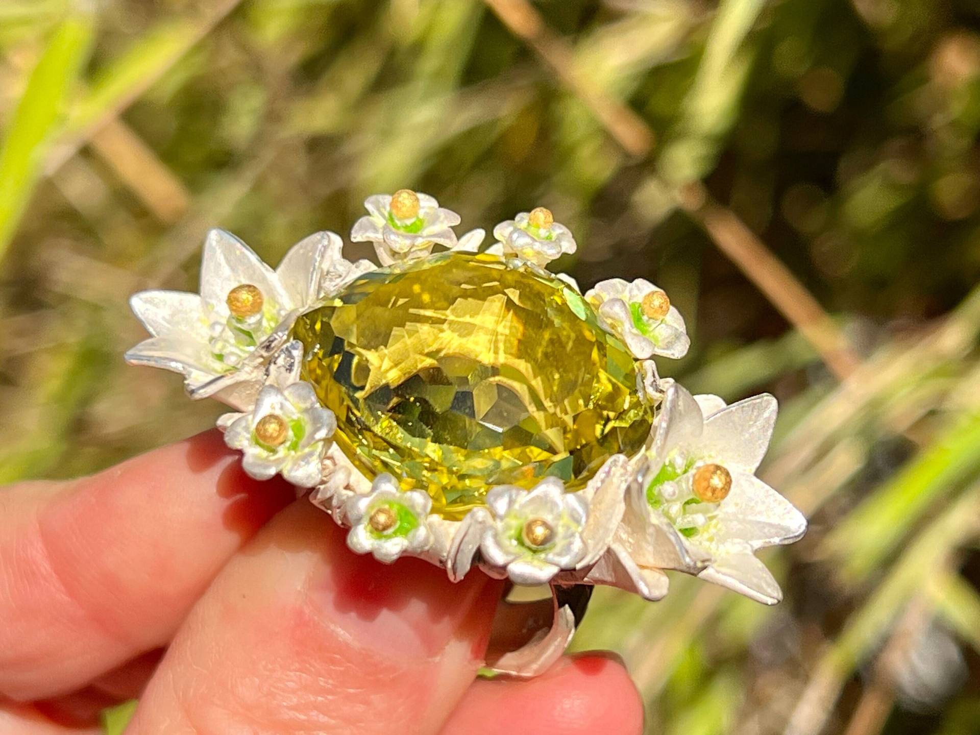 Sonnige Lilien, Großer Unikatring Mit Lilien Und Funkelndem Lemon-Citrin, Ringweite 57, Handgearbeitet Von Iris Schamberger Märchenschmuck von Maerchenschmuck