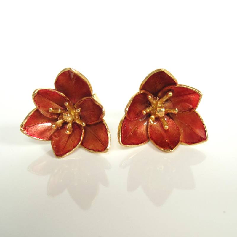 Tulpen Ohrsteckerpaar Aus Vergoldetem Silber Und Roten Blüten-Innenseiten, Handgearbeitetes Einzelstück Von Iris Schamberger Märchenschmuck von Maerchenschmuck