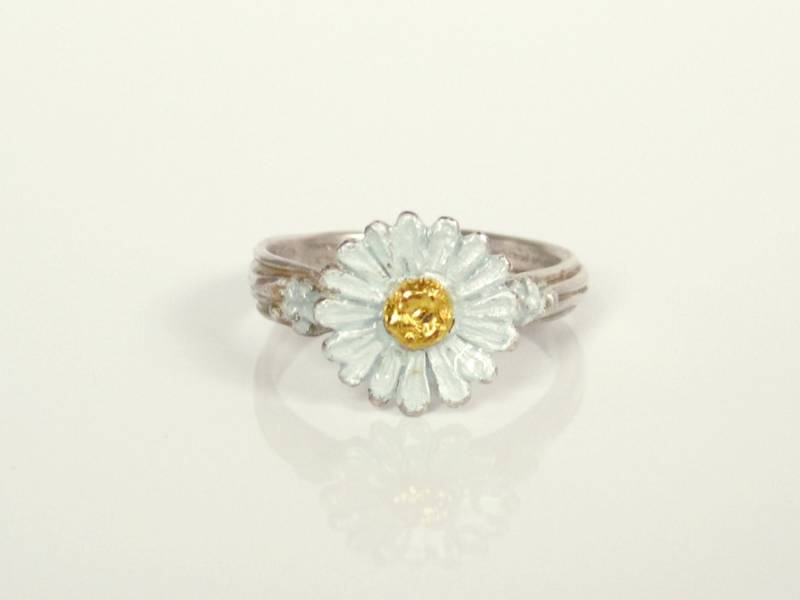 Weißes Gänseblümchen, Silber-Ring Mit Feingold-Plättchen in Der Transparent Emaillierten Blüte, Von Iris Schamberger Märchenschmuck von Maerchenschmuck