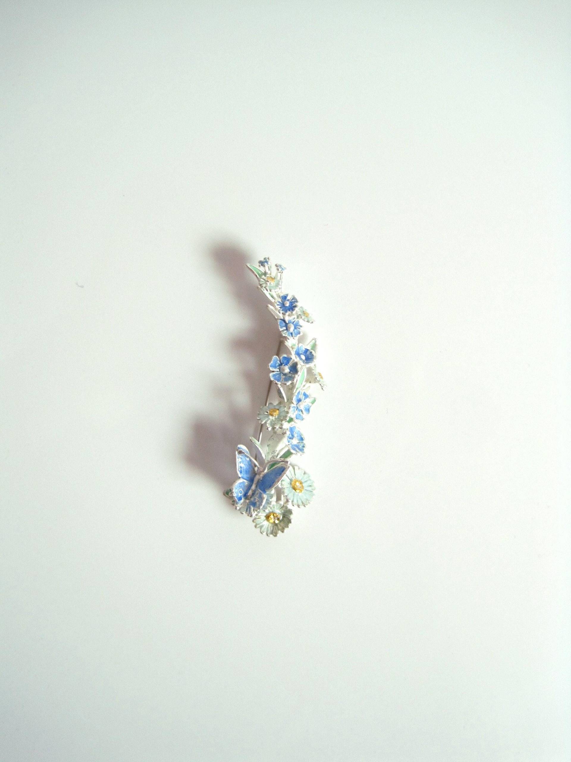 Wiesen-Brosche, Emaillierte Blüten Mit Schmetterling, Silber Feingold, Handgearbeitetes Einzelstück Von Iris Schamberger Märchenschmuck von Maerchenschmuck
