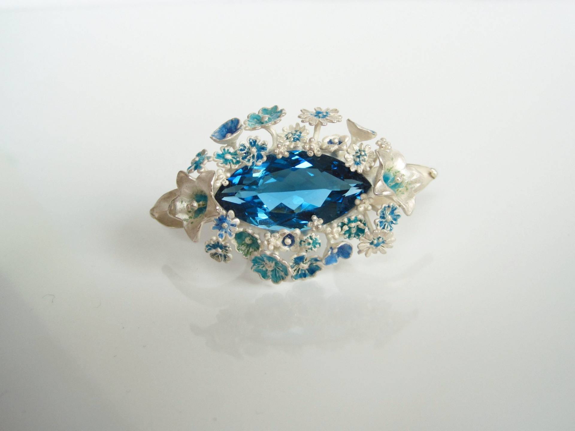 Wiesenteich, Unikatring Aus Silber Mit Großem Blauem Topas in Blumen Gefaßt, Schmückt Die Ganze Hand, Von Iris Schamberger Märchenschmuck von Maerchenschmuck