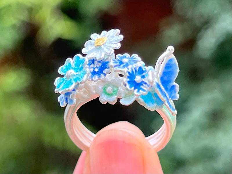 Wilde Wiese Mit Schmetterling, Unikatring Blumen Und Schmetterling in Blautönen, Handgefertigt Von Iris Schamberger Märchenschmuck von Maerchenschmuck