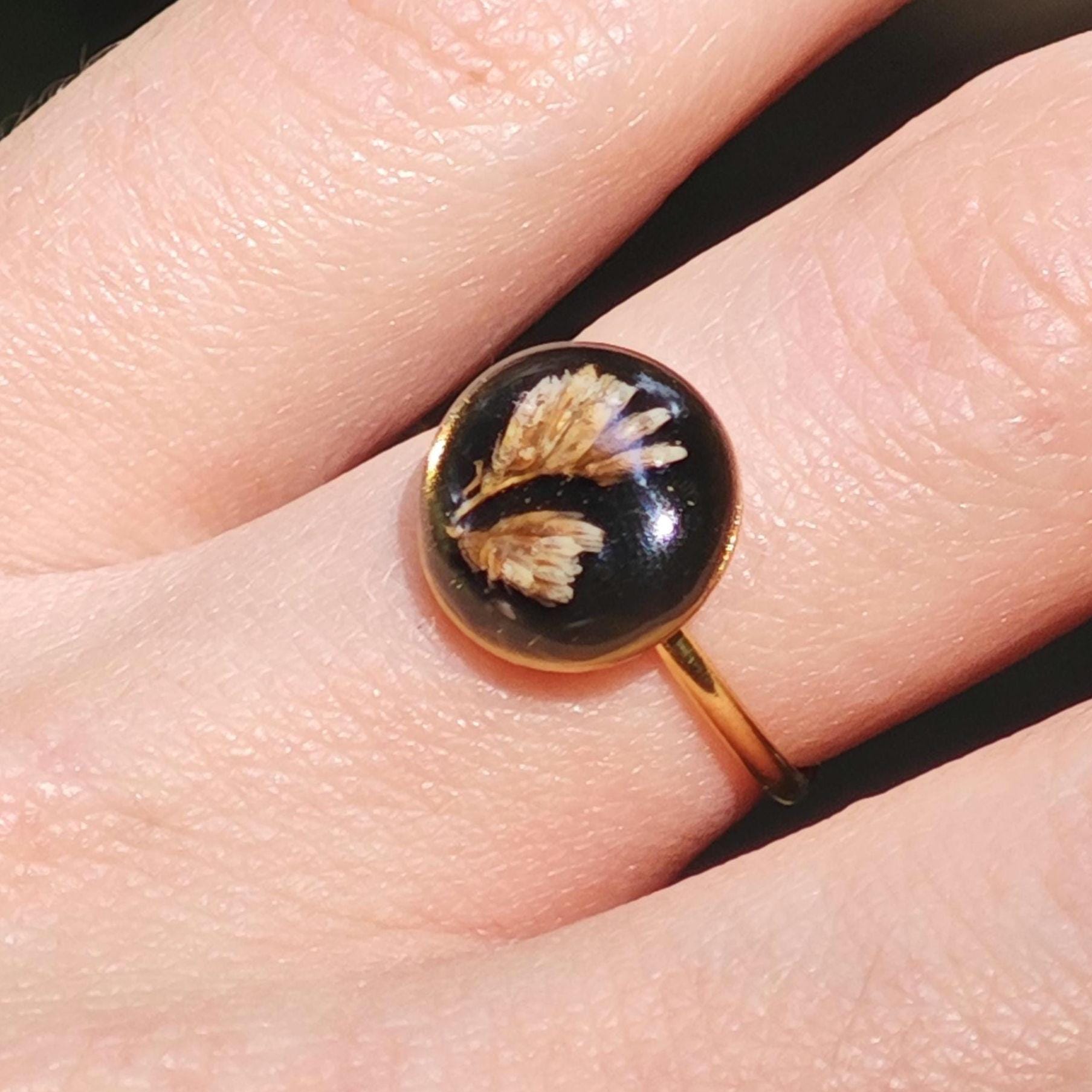 Größenverstellbarer Ring Mit Echter Blume in Resin/Goldener Edelstahlring Größenverstellbar Handgemachter Naturschmuck Größenverstellbarer Ring Mit Echter Blume in Resin/Goldener Edelstahlring Größenverstellbar Handgemachter Naturschmuck von MaexJewellery