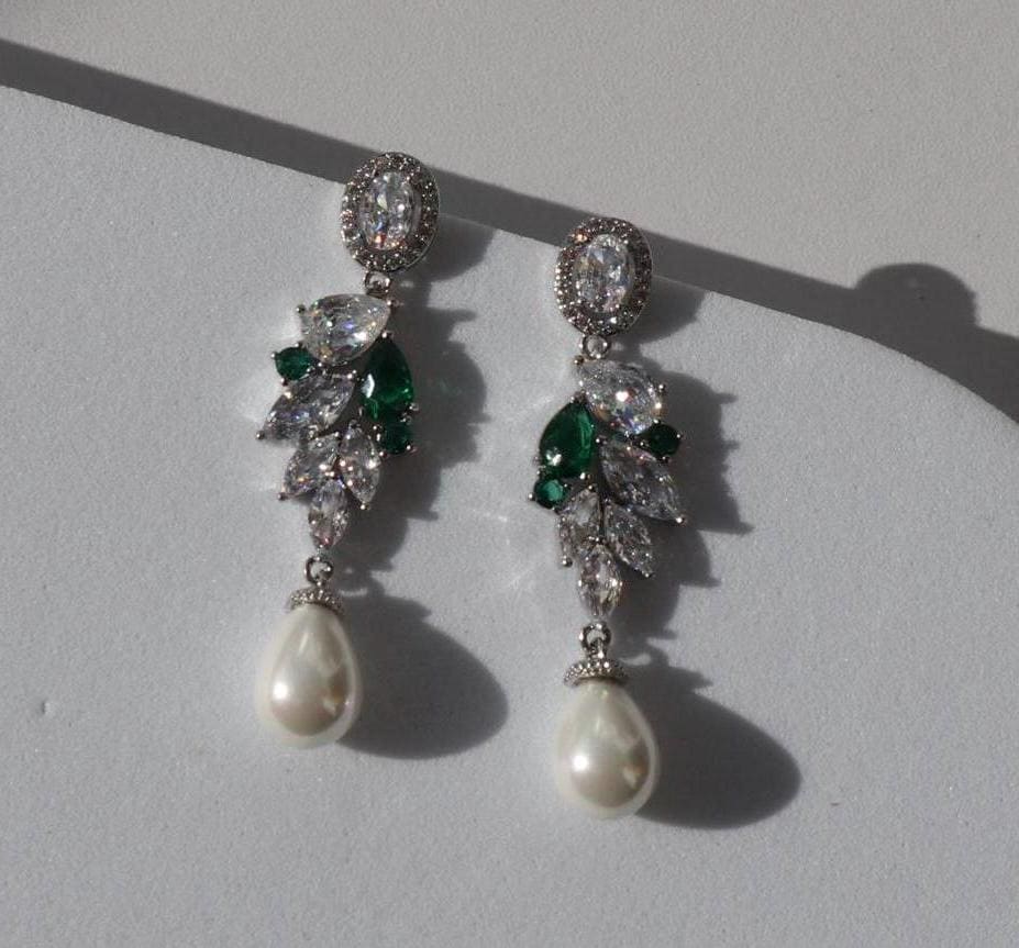 Green Crystal Pearl Shiny Earrings Elegant Wedding Christmas Gift Rare Find Baroque Style Vintage Luxury Party von Mafukoo