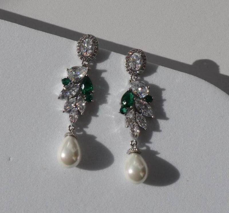 Green Crystal Pearl Shiny Earrings Elegant Wedding Christmas Gift Rare Find Baroque Style Vintage Luxury Party von Mafukoo