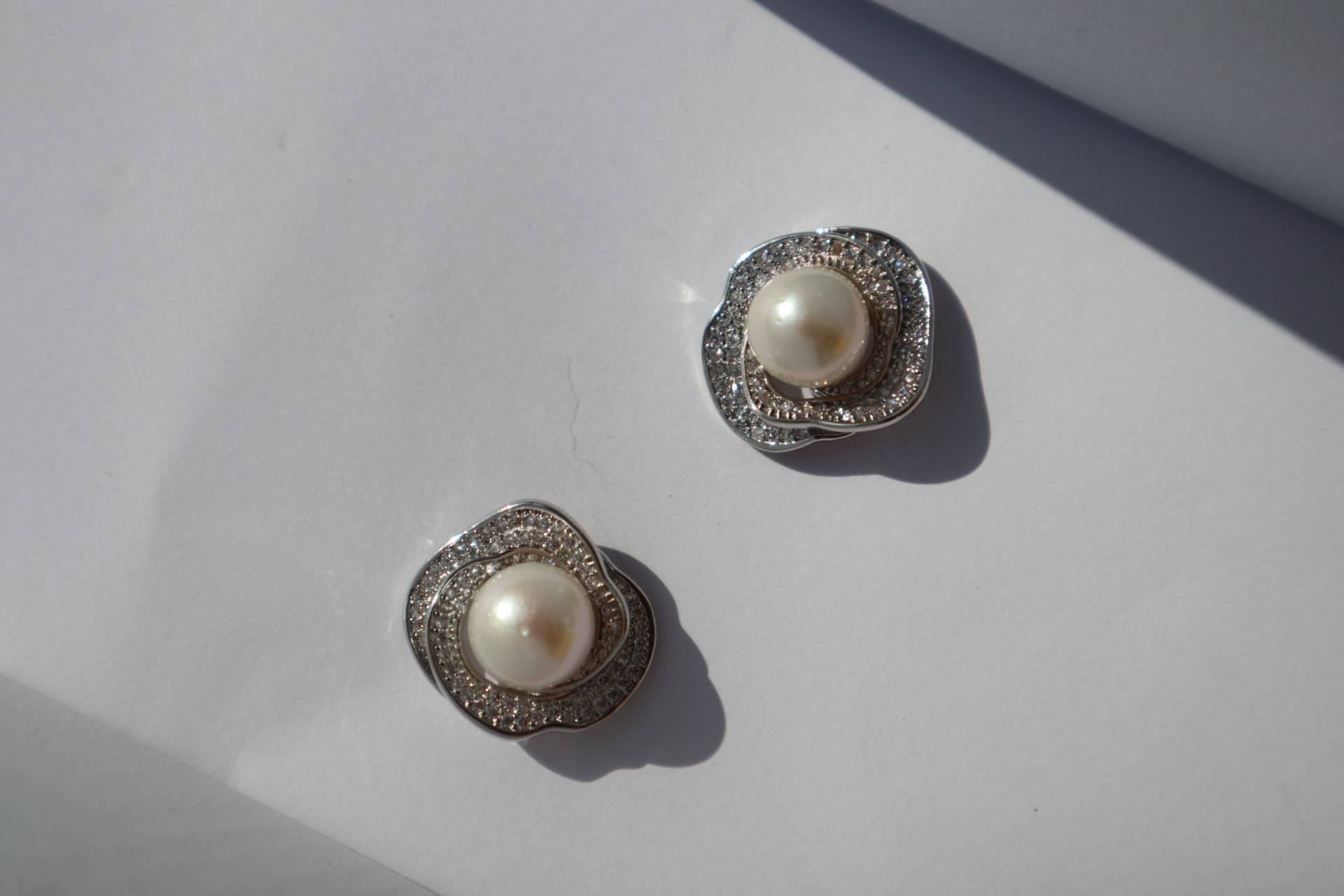 Natural Freshwater Pearl Stud 9-11mm Earrings Rosa Flower Ear Studs Female Perfect 18K Gilded Micro-Inlaid Christmas Gift Handmade Natural Freshwater Pearl Stud 9-11mm Earrings Rosa Flower Ear Studs Female Perfect 18K Gilded Micro-Inlaid Christmas Gift Handmade von Mafukoo
