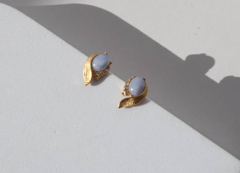 Retro Palace Earrings Blue Gold Stud Elegant Wedding Christmas Gift Rare Find Baroque Style Vintage Luxury von Mafukoo